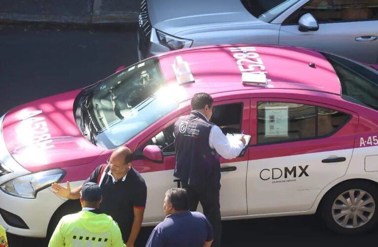 Conductor de taxi fallece a causa de un infarto en carriles de Avenida Alta Tensión, CDMX