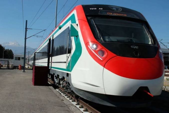 ¡Caos en las vías! Evacuación por las ventanas del Tren “El Insurgente” expone peligrosa falta de protocolos y pone en riesgo a usuarios