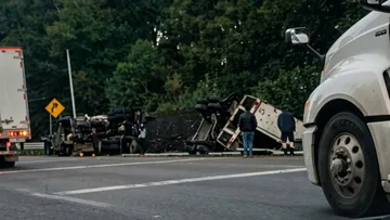 Caos total en la México-Toluca: tráiler termina volcado y colapsa la circulación