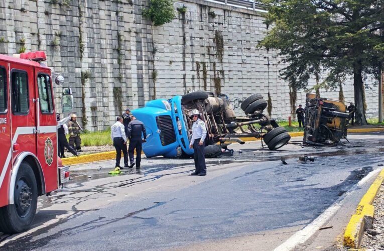 ¡PIPA TERMINA VOLCADA EN LA SALIDA DE TOLUCA!