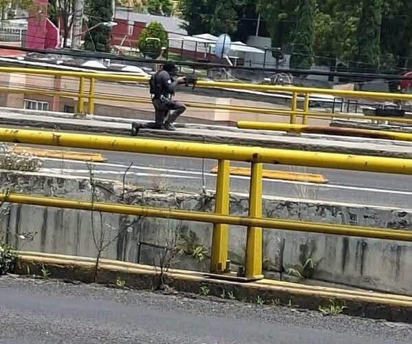 ¡Terror en Tecámac! Hombre toma de rehenes a su familia