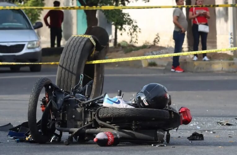 Motociclista pierde la vida al derrapar frente a la base de la Policía en Tecámac