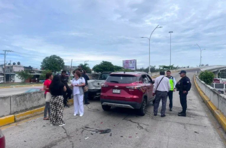 Brutal choque en el puente de La Boticaria deja a una mujer lesionada entre los fierros