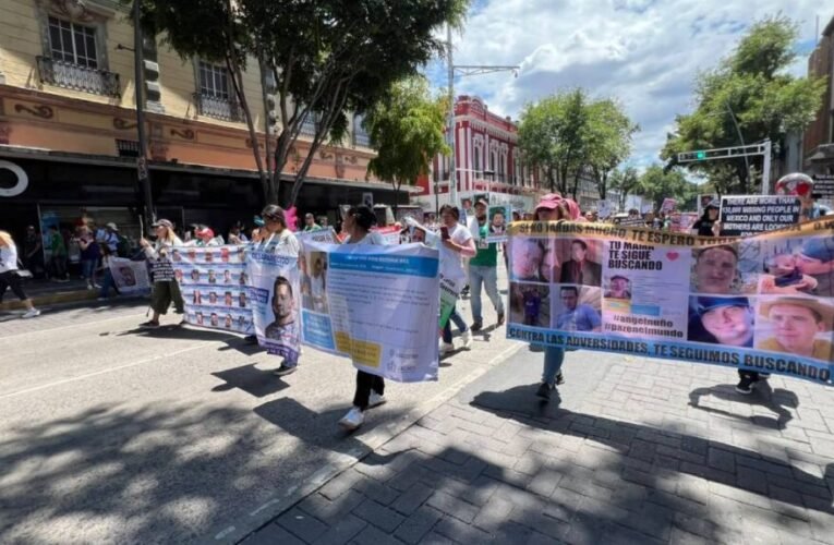 Familias de desaparecidos protestan en Guadalajara