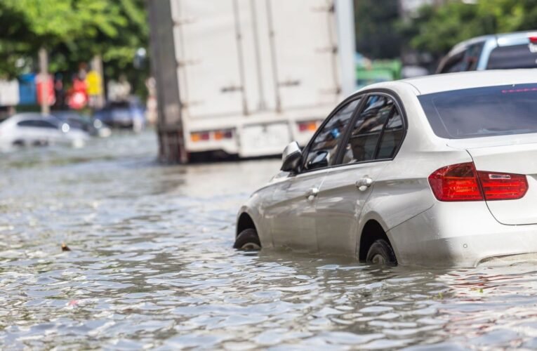 ¿Qué hacer si tu vehículo queda atrapado en una inundación por las lluvias? Esto recomienda Protección Civil