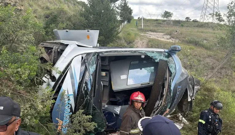 ¡Tragedia en carretera! Caída de autobús a un barranco deja dos muertos y múltiples heridos en la Toluca-Zitácuaro