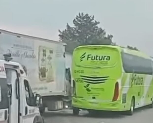 Autoridades reportan fuertes choques y cierres viales en la autopista México-Querétaro