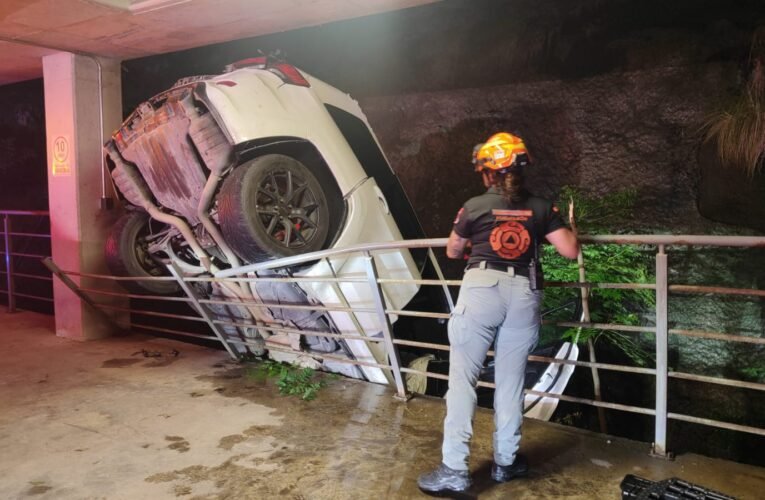 ¡MILAGRO EN SAN PEDRO! JOVEN CAE CON SU AUTO DESDE EL SEXTO PISO DE UNA TORRE EN NL Y SOBREVIVE