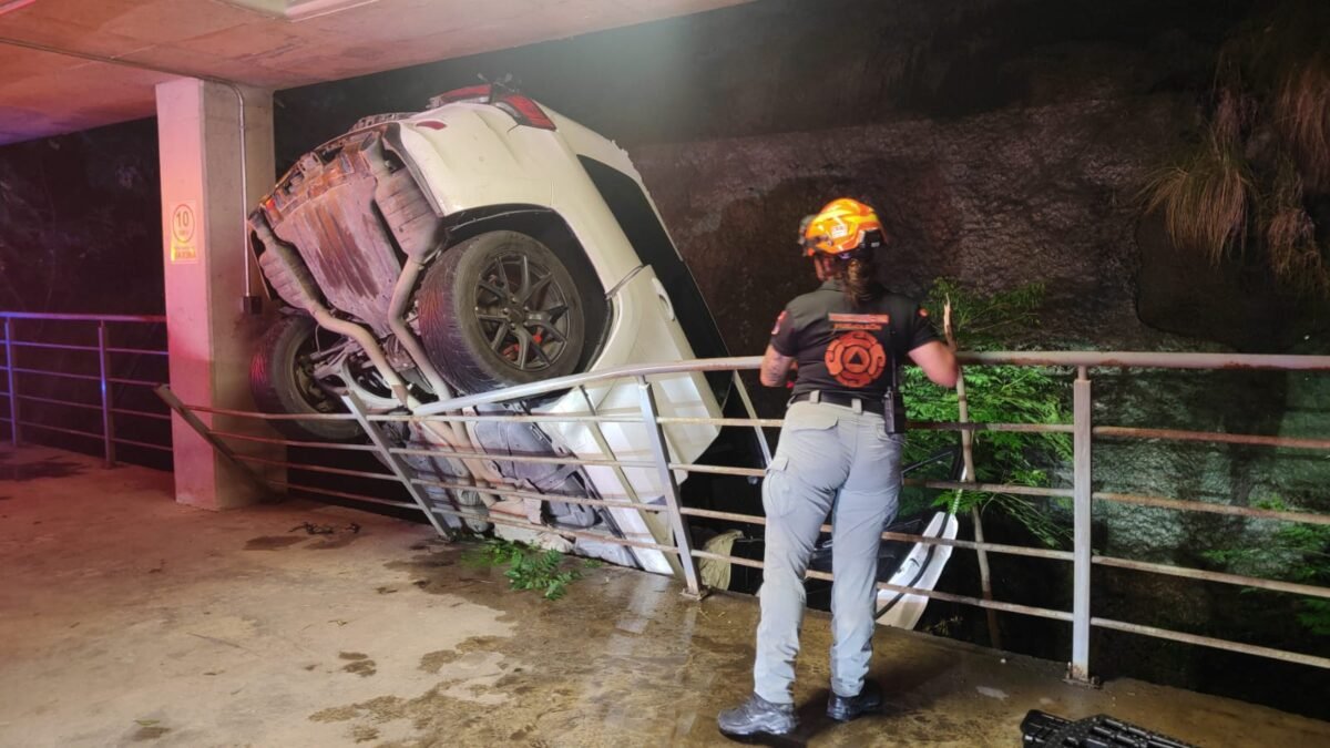 JOVEN CAE CON SU AUTO DESDE EL SEXTO PISO DE UNA TORRE EN NL Y SOBREVIVE