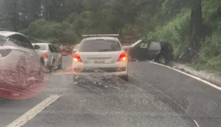 Accidente en la carretera México-Toluca a la altura de La Pila genera severo caos vial