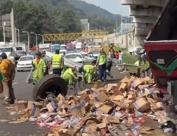 VIDEO | Tráfico de 10 kilómetros por fuerte accidente de camión en la México-Toluca a la altura de Río Hondito; hoy 22 de junio