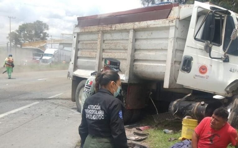 Un camión sin frenos provoca graves accidentes vehiculares y deja heridos en Texcoco