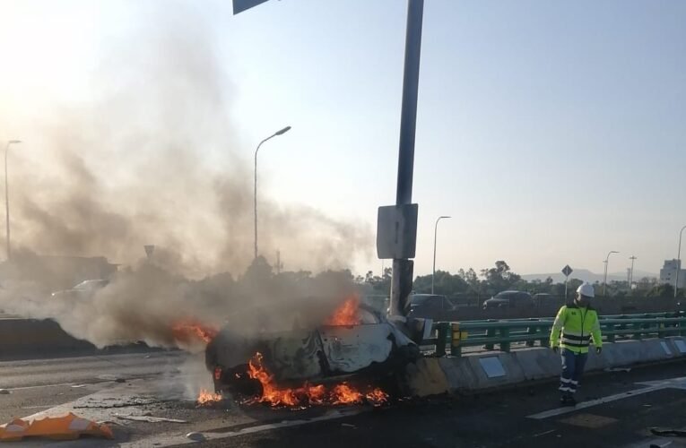 ¡Tragedia e infierno! Conductor muere calcinado tras chocar en el segundo piso de Tlalpan