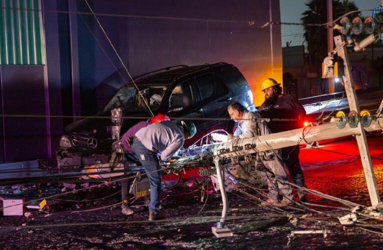 Fuerte choque destruye poste de la CFE y provoca masivo apagón en el Estadio Chevron
