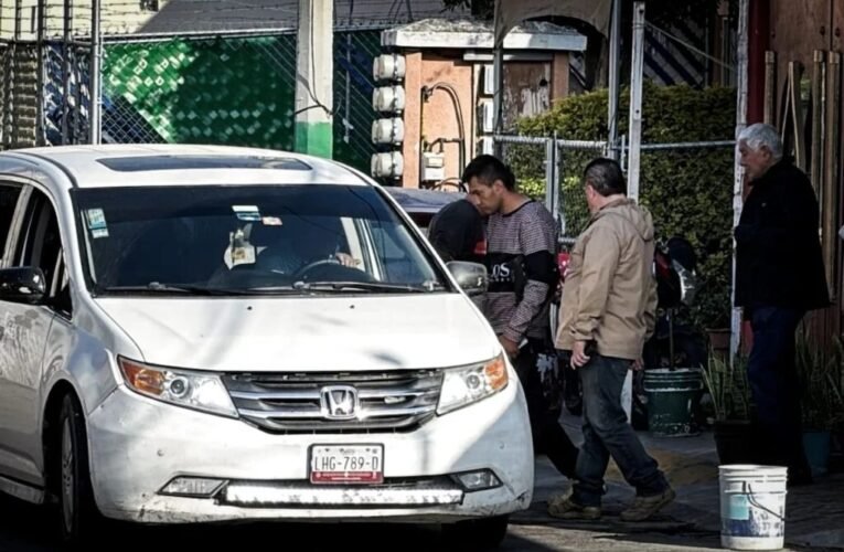 VIDEO | Autoridades logran la entrega pacífica de un hombre que retenía a su familia en Tecámac, Edoméx