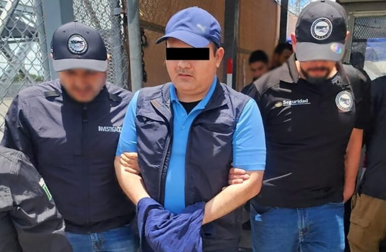 ¿Quién es el funcionario de Aduanas detenido en la frontera por nexos con el crimen organizado?