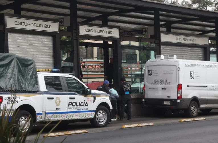 ¡Tragedia en el transporte! Pasajero se desvanece y fallece en andenes del Metrobús