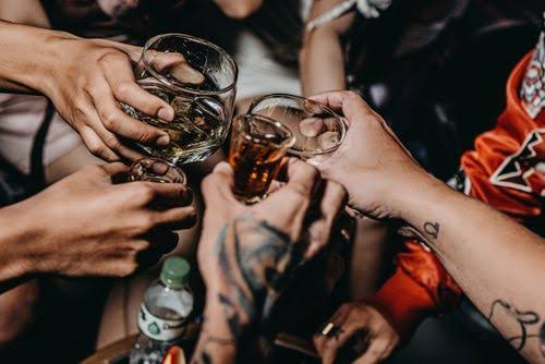¡MERCADO ENGAÑOSO! ALERTAN QUE BEBIDAS “SIN ALCOHOL” SON LA PUERTA DE ENTRADA AL VICIÓ EN MENORES