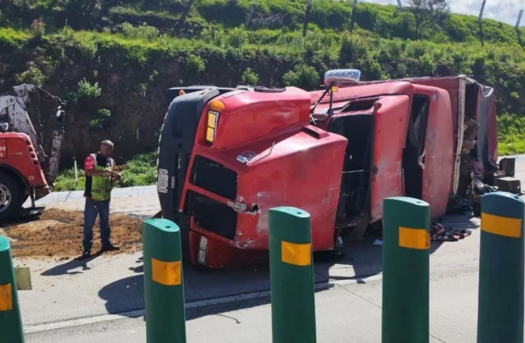 Doble desastre en la México-Puebla provoca muerte y caos
