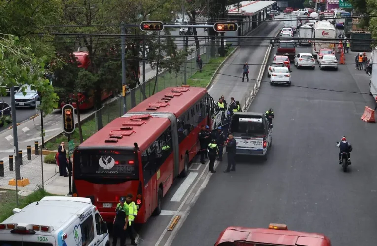 Mujer de la tercera edad muere al ser embestida por una unidad del Metrobús en la colonia Hipódromo Condesa