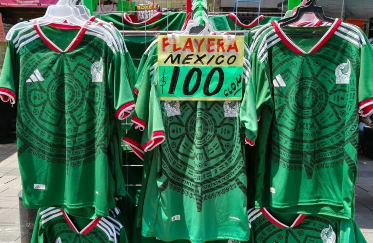 Decomisan miles de playeras falsas en CDMX: ¿A cuánto asciende la multa por vender playeras “piratas” rumbo al Mundial 2026?