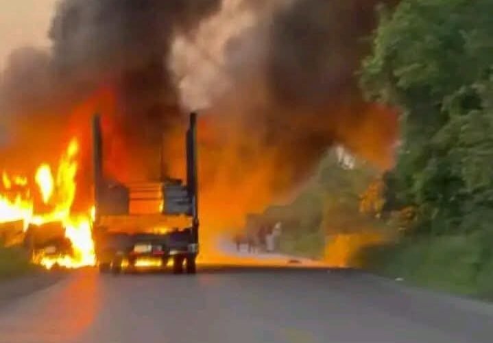 Dos traileros mueren calcinados tras fuerte choque en la carretera Tampico-Valles