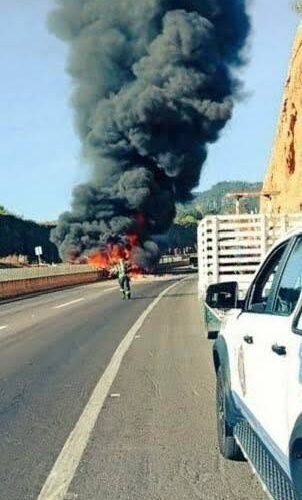 Incendio vehicular paraliza la carretera Toluca-Naucalpan
