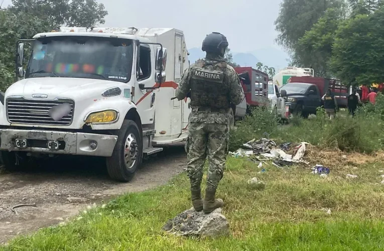 Autoridades aseguran una toma clandestina y decomisan nueve mil litros de combustible en Ecatepec