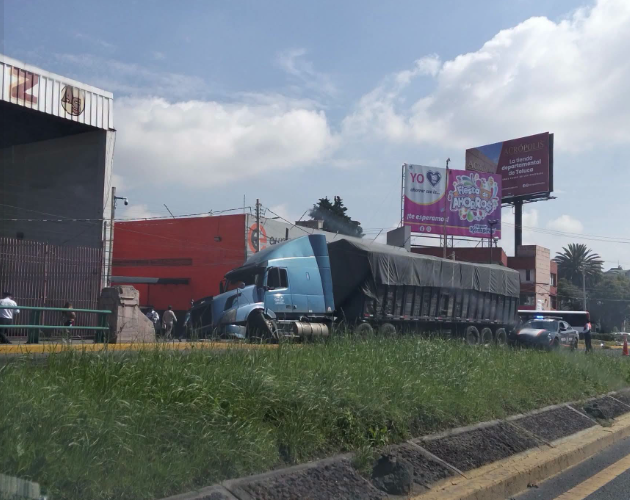 ¡Caos en Paseo Tollocan! Tráiler se accidenta y desata kilométrico embotellamiento