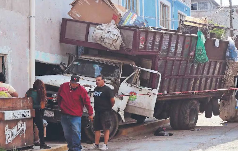 Camión sin frenos mata a trabajador de limpia en Ecatepec