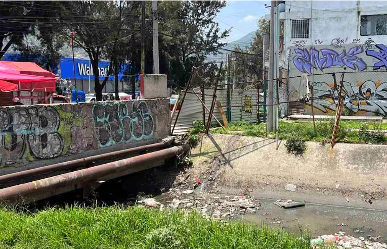 Cadáver hallado en Gustavo A. Madero estaba atrapado entre basura y tubos de drenaje