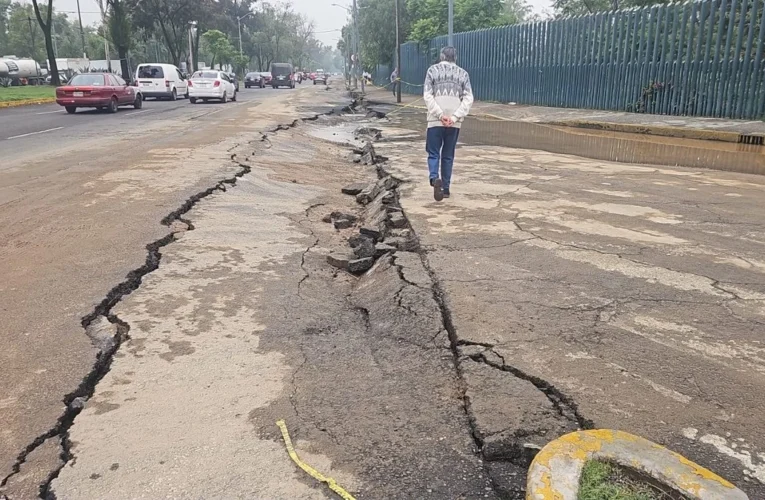 Fuga de agua provoca gigantesco socavón en San Juan de Aragón