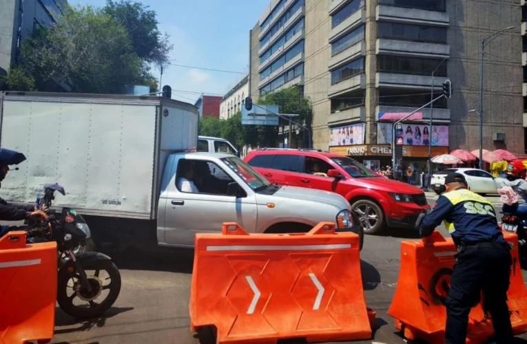 Conductores de mototaxis y ciclotaxis realizan bloqueo sobre la Avenida 20 de Noviembre en la CDMX