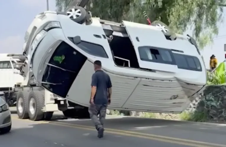 ¡Aparatoso accidente! Persecución de película termina con una unidad destrozada tras evadir retén policial