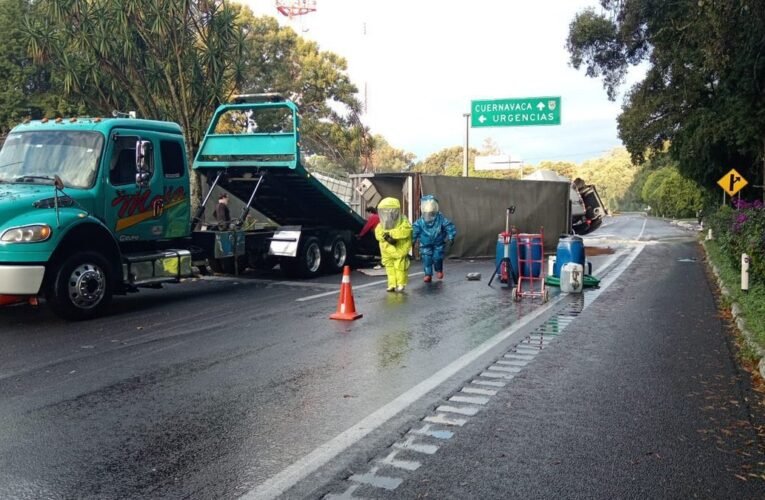 Volcadura de tráiler con 1,200 litros de químicos provoca nube tóxica en la autopista México-Cuernavaca
