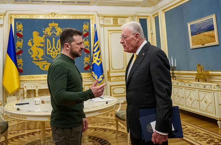Zelenski visita Reino Unido mientras el nuevo primer ministro señala más apoyo para Kiev
