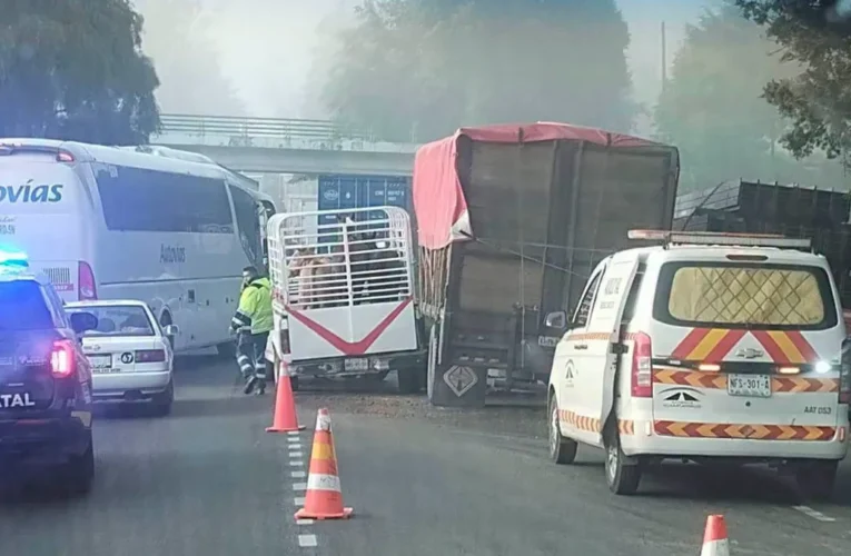 Accidente autopista Atlacomulco-Toluca deja cierre parcial tras choque entre tráiler y camionetas