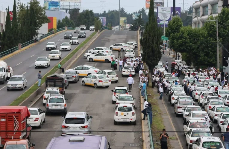 Autoridades mexiquenses reportan severo bloqueo en Paseo Tollocan por taxistas