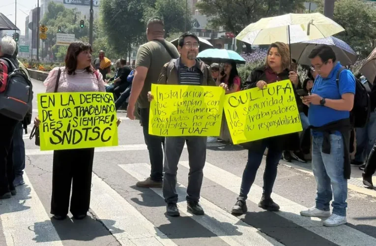 Trabajadores de la Secretaría de Cultura exigen mejores condiciones laborales mediante un bloqueo en avenida Chapultepec