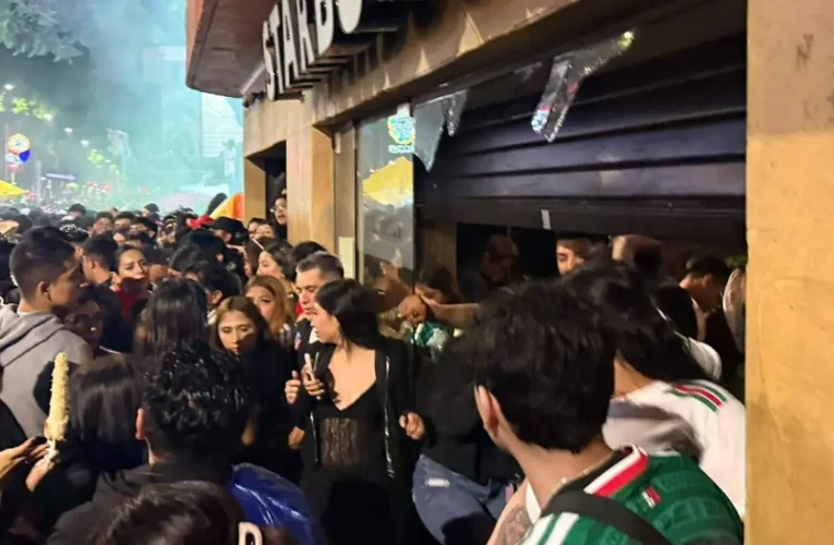 ¡Pánico mundialista! Colapsa ventanal sobre aficionados durante los festejos por la victoria de México