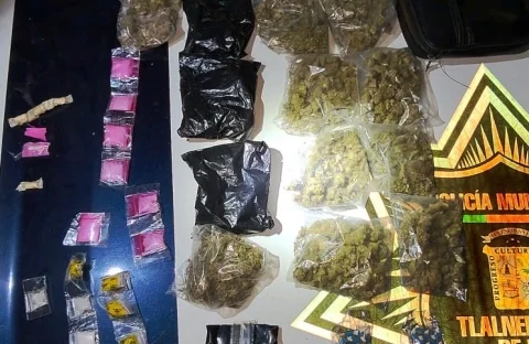 POLICÍA DE TLALNEPANTLA DETIENEN EN TLAYAPA A SUJETO CON 43 DOSIS DE POSIBLE CRISTAL, MARIHUANA Y CÁPSULAS