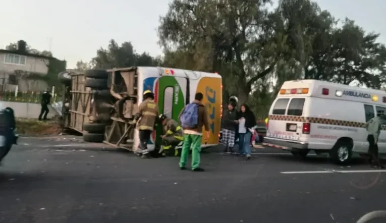 Autobús vuelca en la autopista México-Pachuca