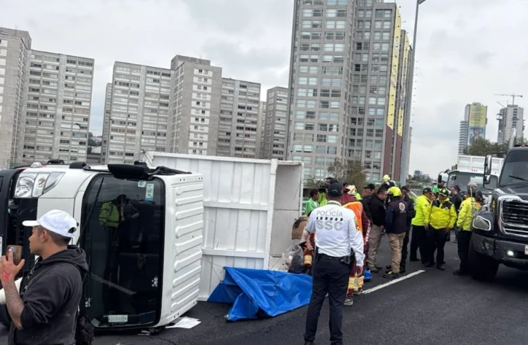 ¡A un paso de la muerte! Heroico chofer evita que 19 trabajadores caigan del Periférico
