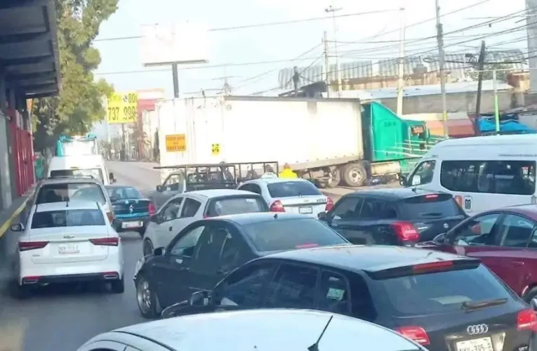 Un aparatoso accidente en la Vía José López Portillo provoca un severo caos vehicular en Tultitlán