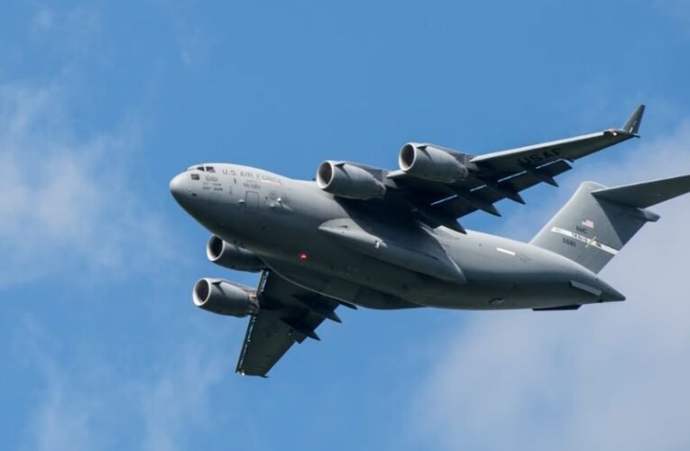 Avión militar de EU aborta misión a la Antártida por alerta rusa