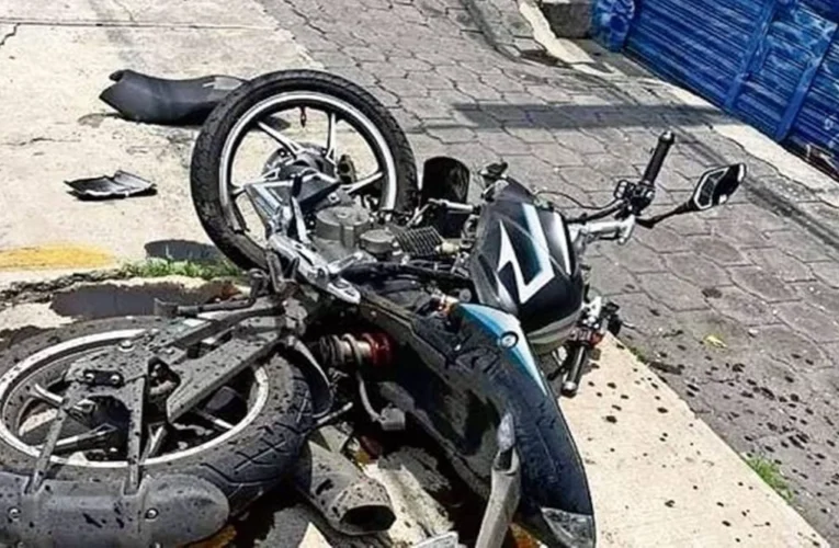Dos motociclistas pierden la vida al impactarse contra una unidad de pasajeros en la capital