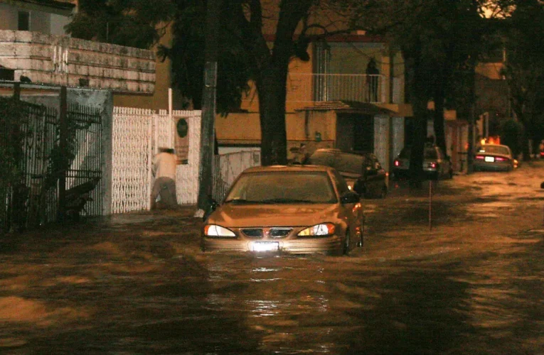 Colapso de drenaje profundo en Tlalnepantla inunda viviendas en Tequexquináhuac