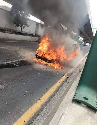 Fuego consume vehículo en el Periférico Sur