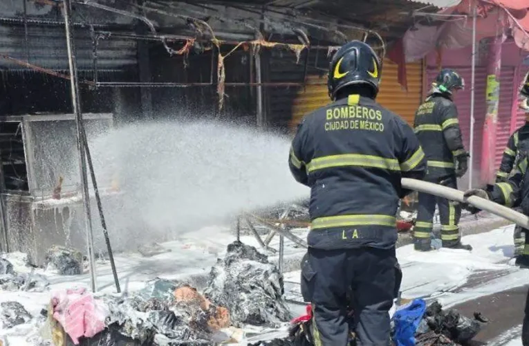 ¡Estallido infernal! Violenta explosión calcina comercio callejero y desata pánico