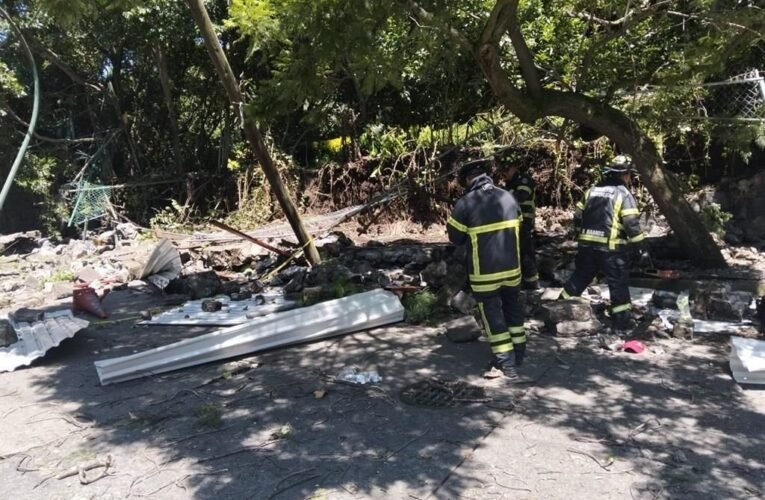 Mueren 3 obreros aplastados por colapso de muro en Huixquilucan, Edoméx